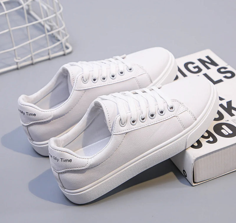 2024 primavera e outono novo couro plano branco sapatos únicos femininos moda pequenos sapatos brancos esportes sapatos casuais sapatos de tabuleiro womom